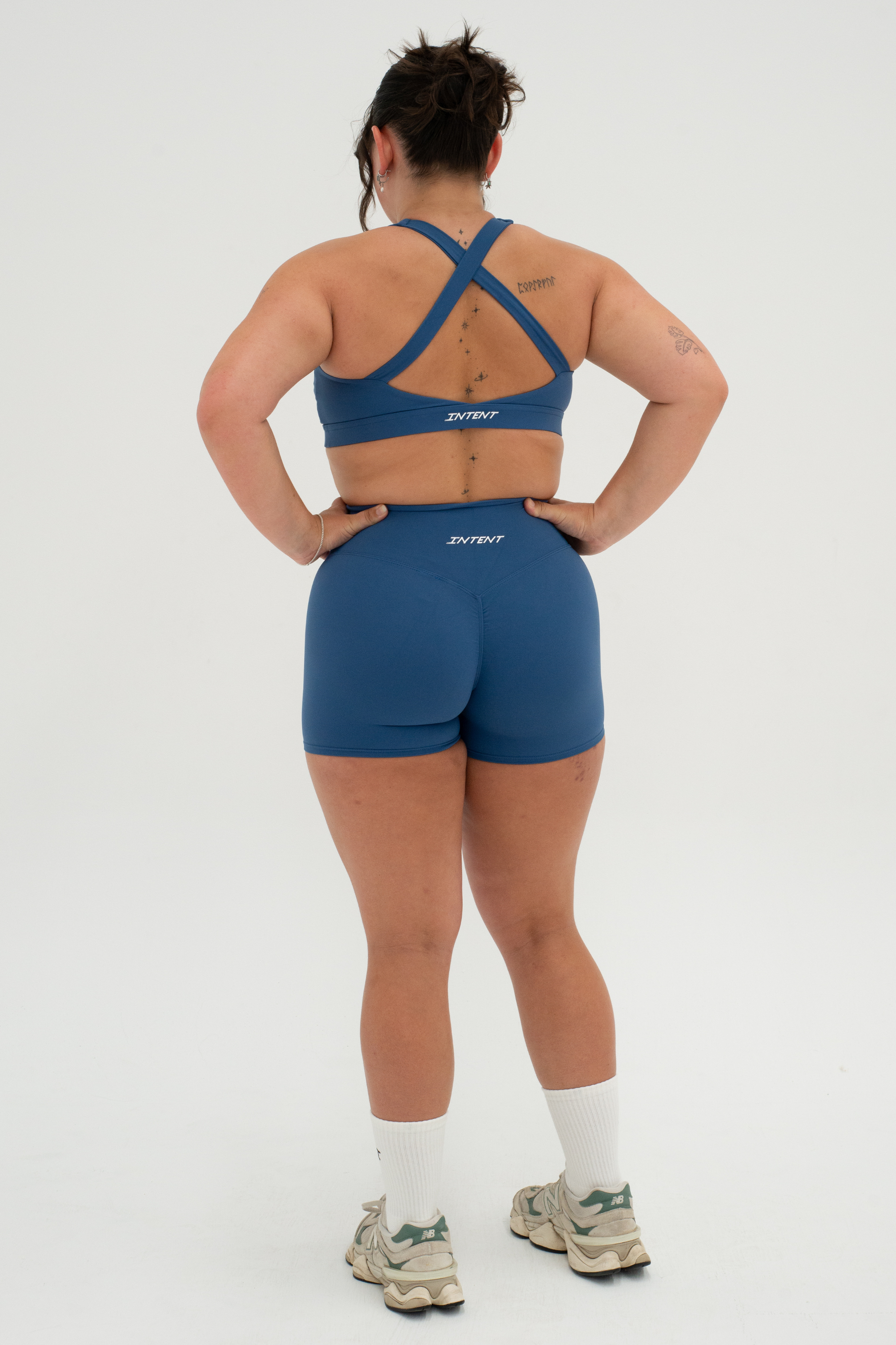 ASCEND INVISIBLE SCRUNCH SHORTS - Steel Blue