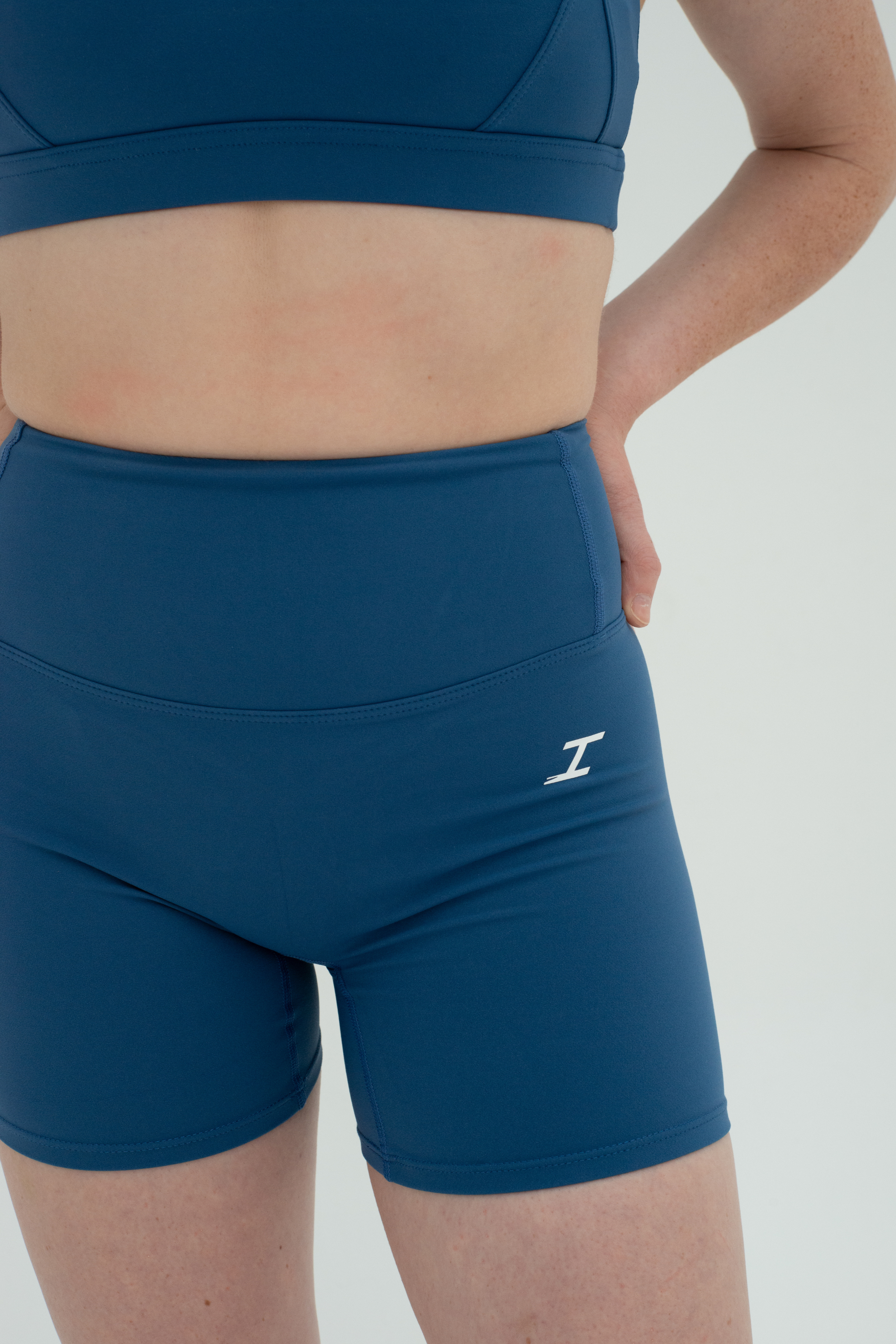 ASCEND INVISIBLE SCRUNCH SHORTS - Steel Blue