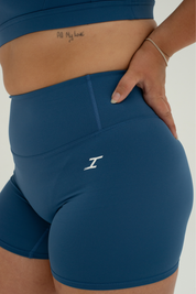 ASCEND INVISIBLE SCRUNCH SHORTS - Steel Blue