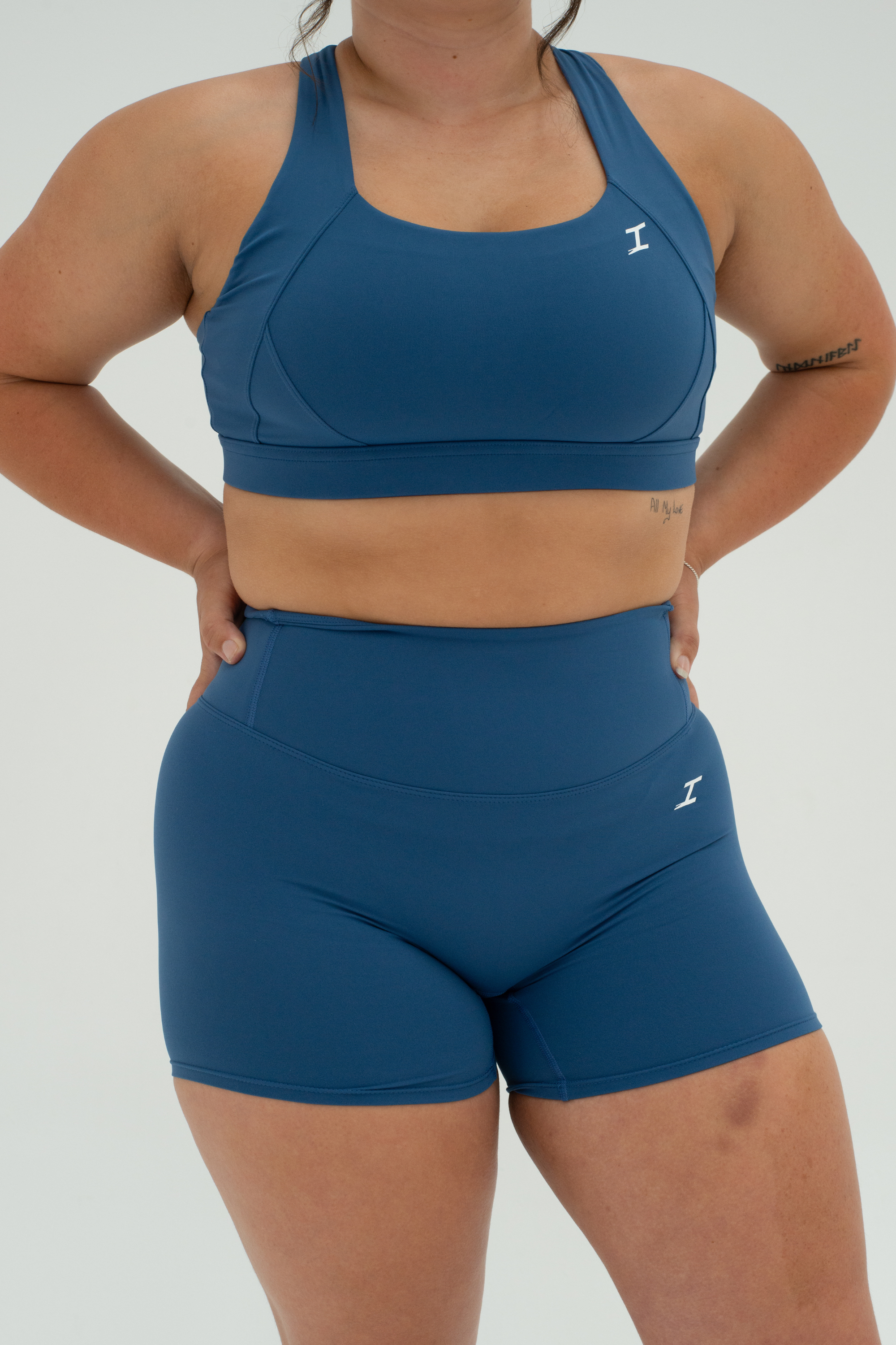 ASCEND INVISIBLE SCRUNCH SHORTS - Steel Blue