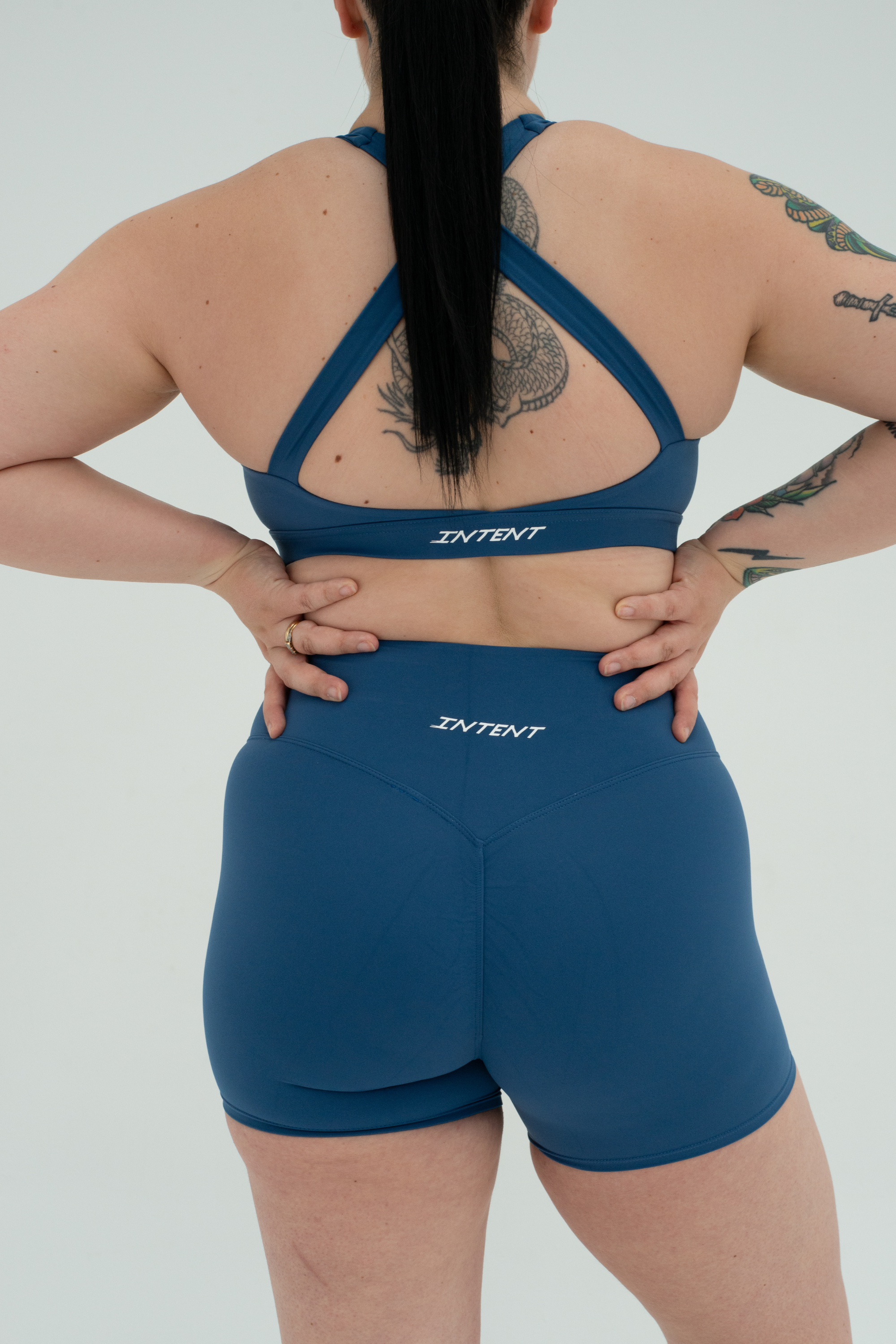 ASCEND INVISIBLE SCRUNCH SHORTS - Steel Blue