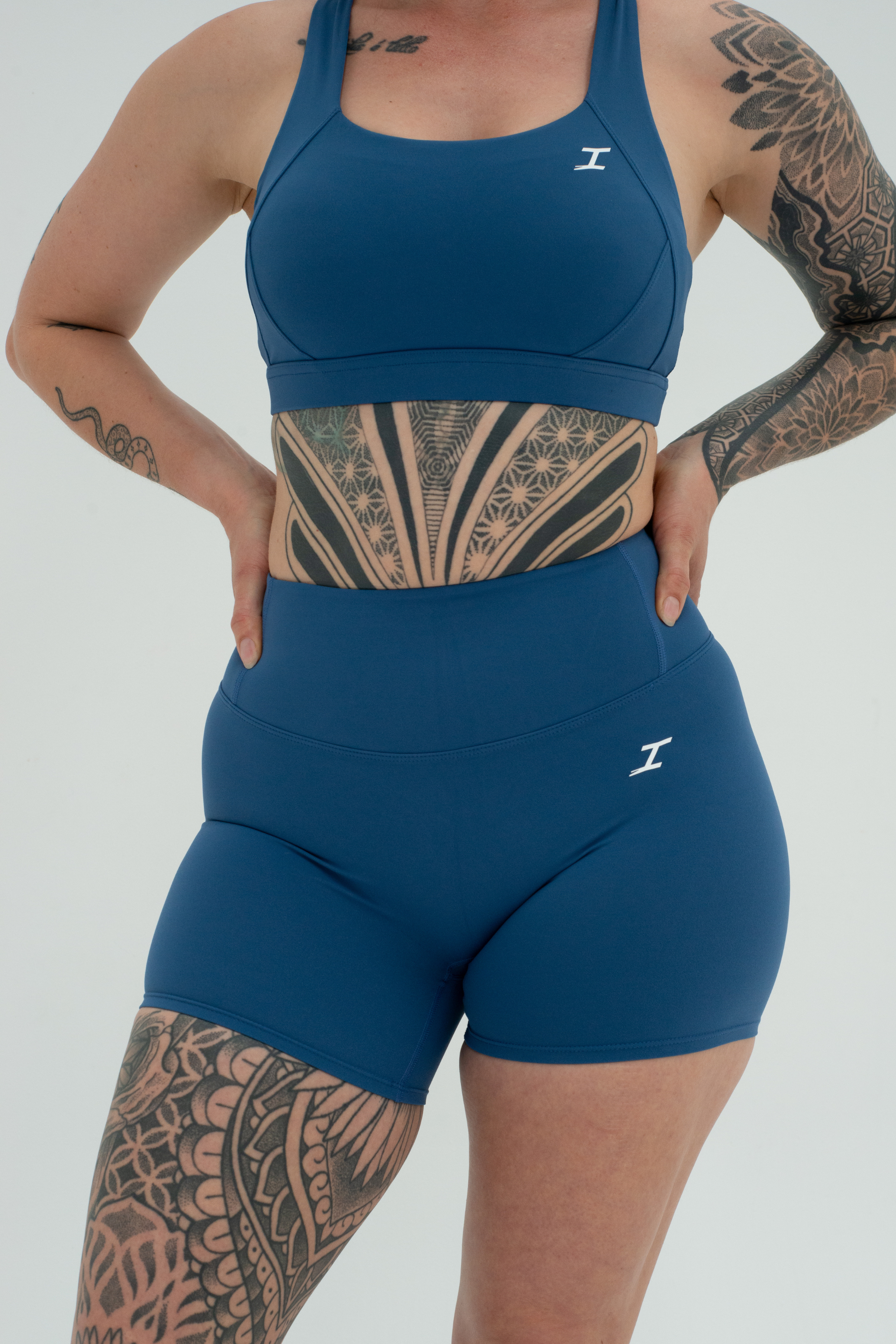 ASCEND INVISIBLE SCRUNCH SHORTS - Steel Blue