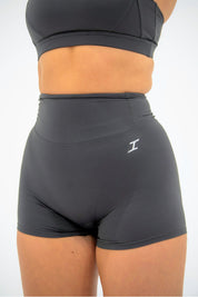 ASCEND INVISIBLE SCRUNCH SHORTS - Iron Grey