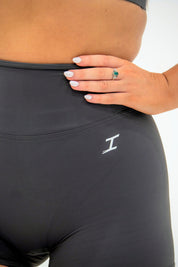 ASCEND INVISIBLE SCRUNCH SHORTS - Iron Grey