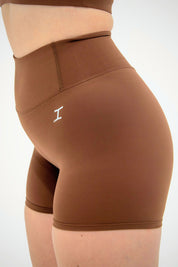 ASCEND INVISIBLE SCRUNCH SHORTS - Tawny Brown