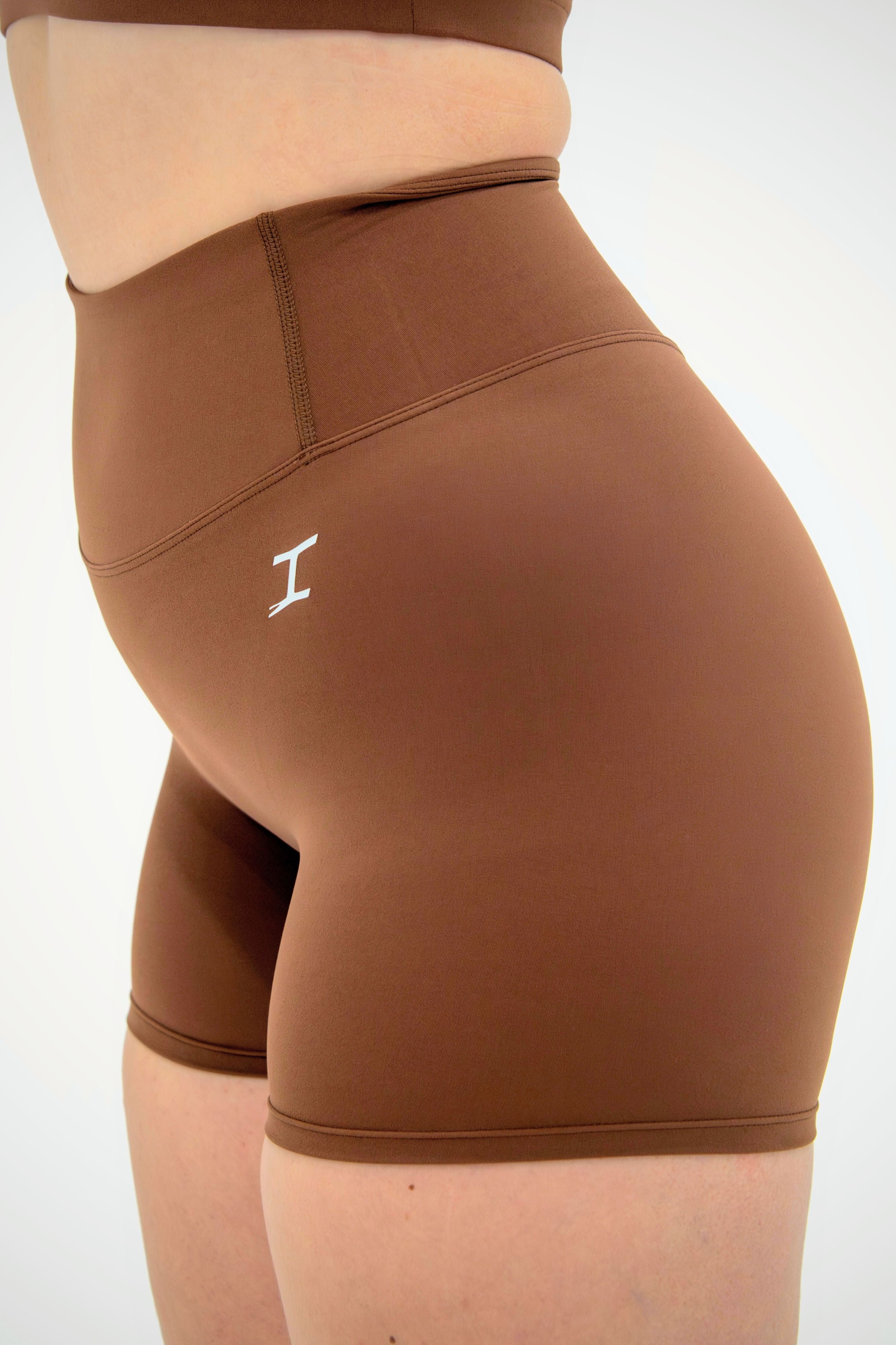 ASCEND INVISIBLE SCRUNCH SHORTS - Tawny Brown