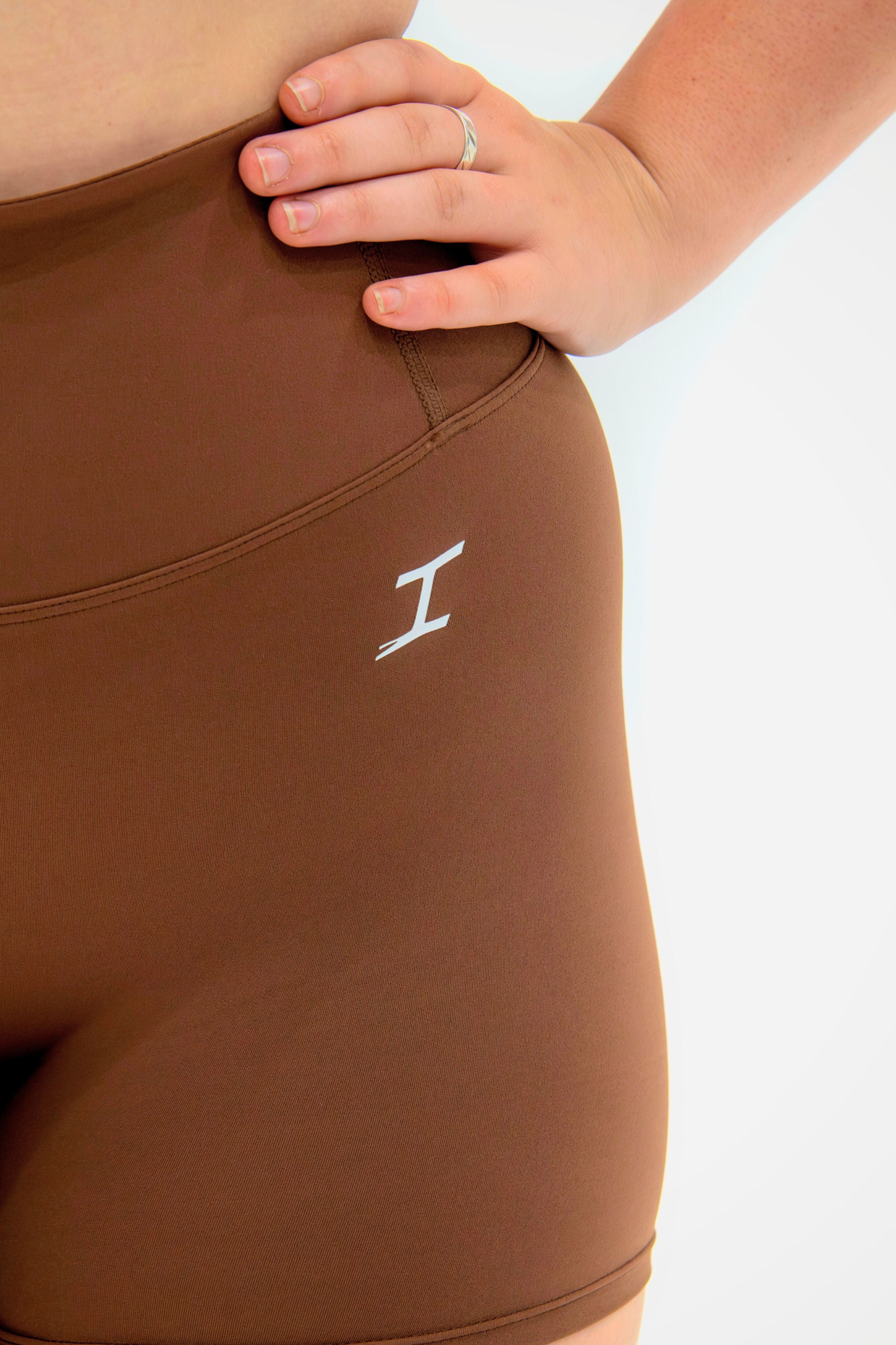 ASCEND INVISIBLE SCRUNCH SHORTS - Tawny Brown